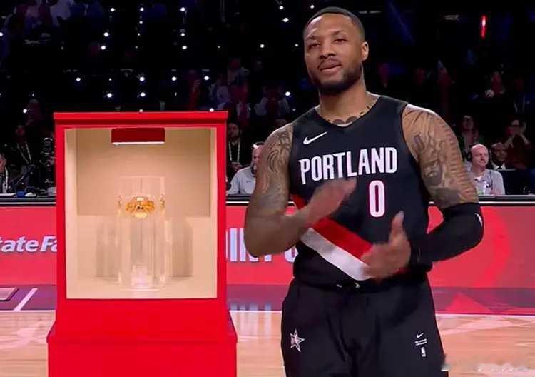 NBA全明星周末进入第二天，在三分球大赛里，波特兰开拓者队的利拉德夺冠。决赛里利