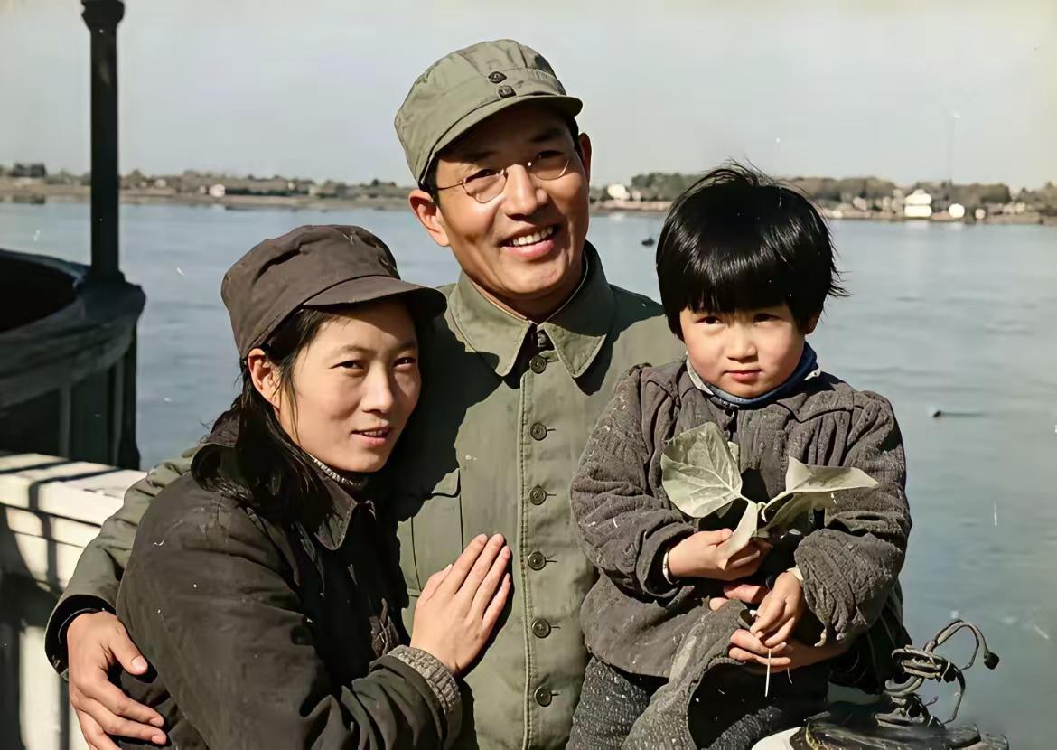 女儿手里捏着两片树叶，笑得天真懵懂；妻子依偎在身旁，满脸安定。

1948年的哈
