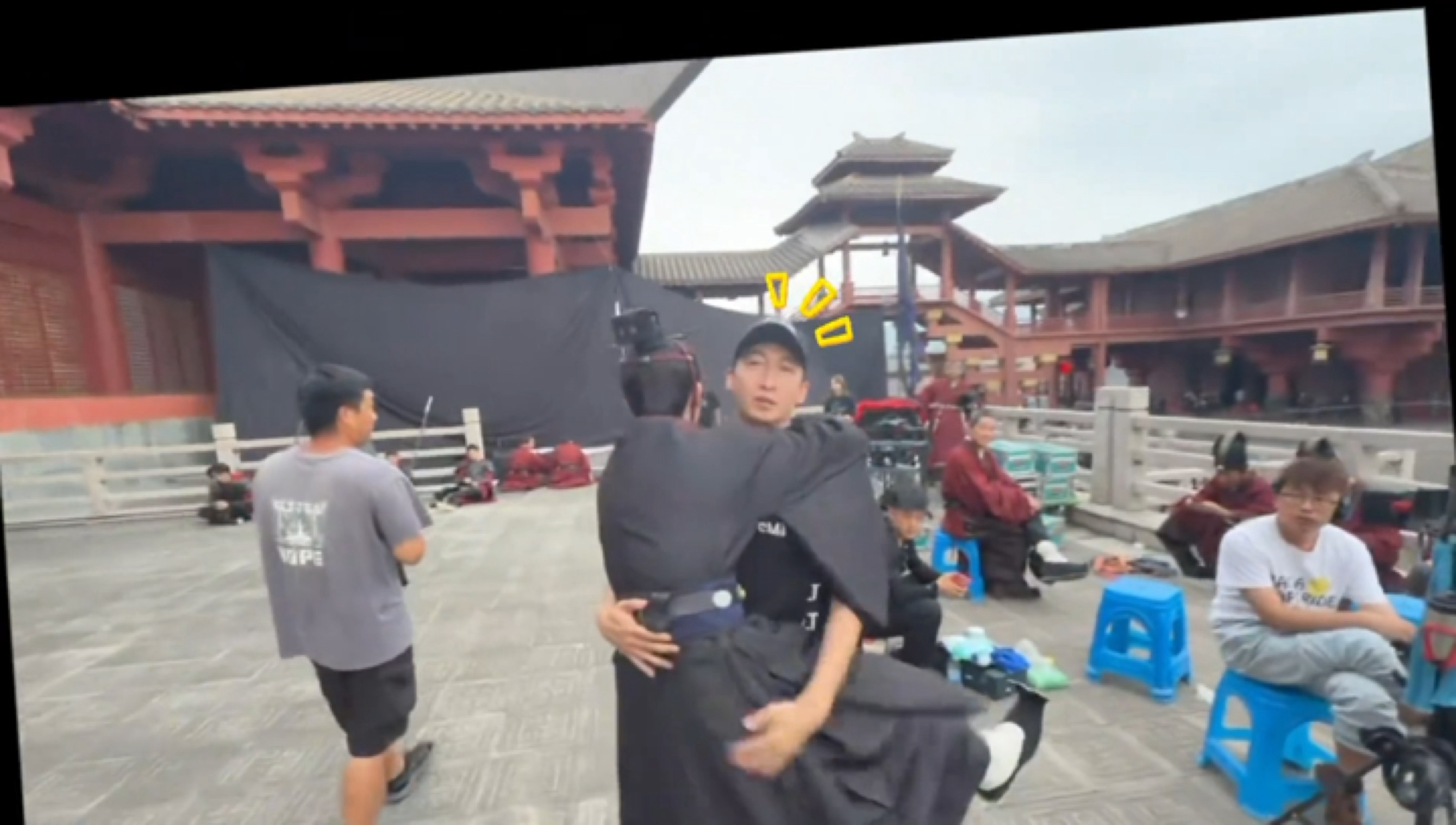 刚没细听bgm哈哈哈哈哈哈大靖配的这个BGM哈哈哈哈哈哈蛮时髦，卡点并且不让孩子