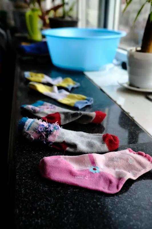 恭喜那些洗袜子不翻面的人，你们可能无意间掌握了科学的洗袜方式！日本学者曾做过一个