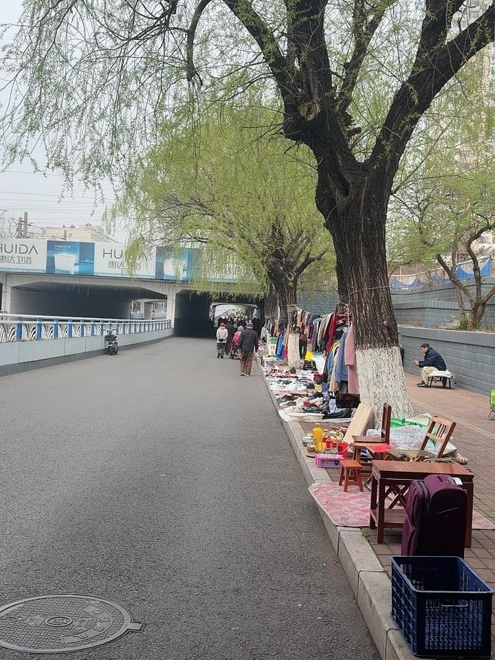 无题两首
大家全都盯着钱，
道德早已放一边。
什么诚信不诚信，
没钱都不跟你玩。