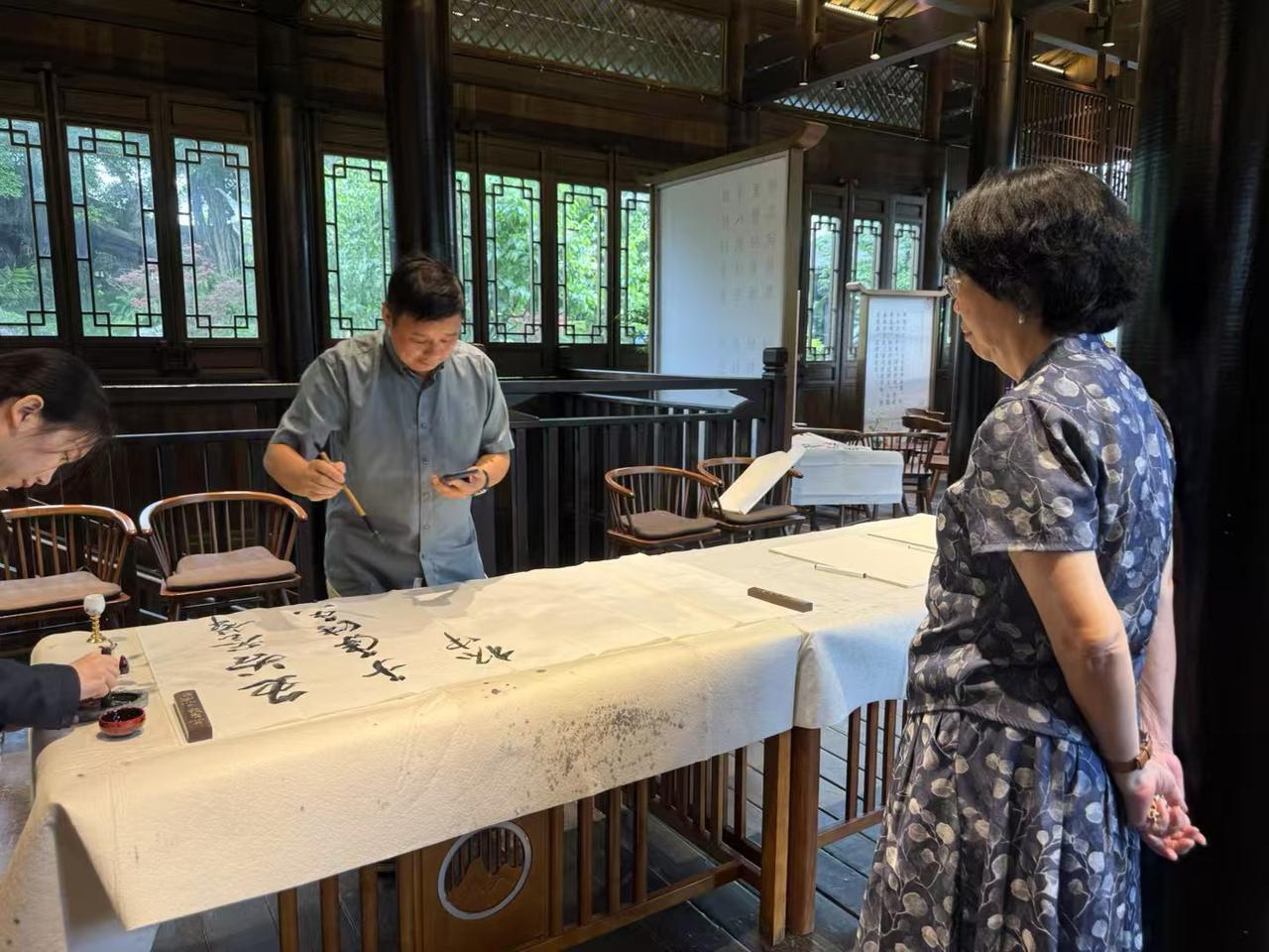 今日，诗人杨克先生于五粮液集团留下墨宝诗句：“五谷芸萃，千年传香杯中醇雅，中国风
