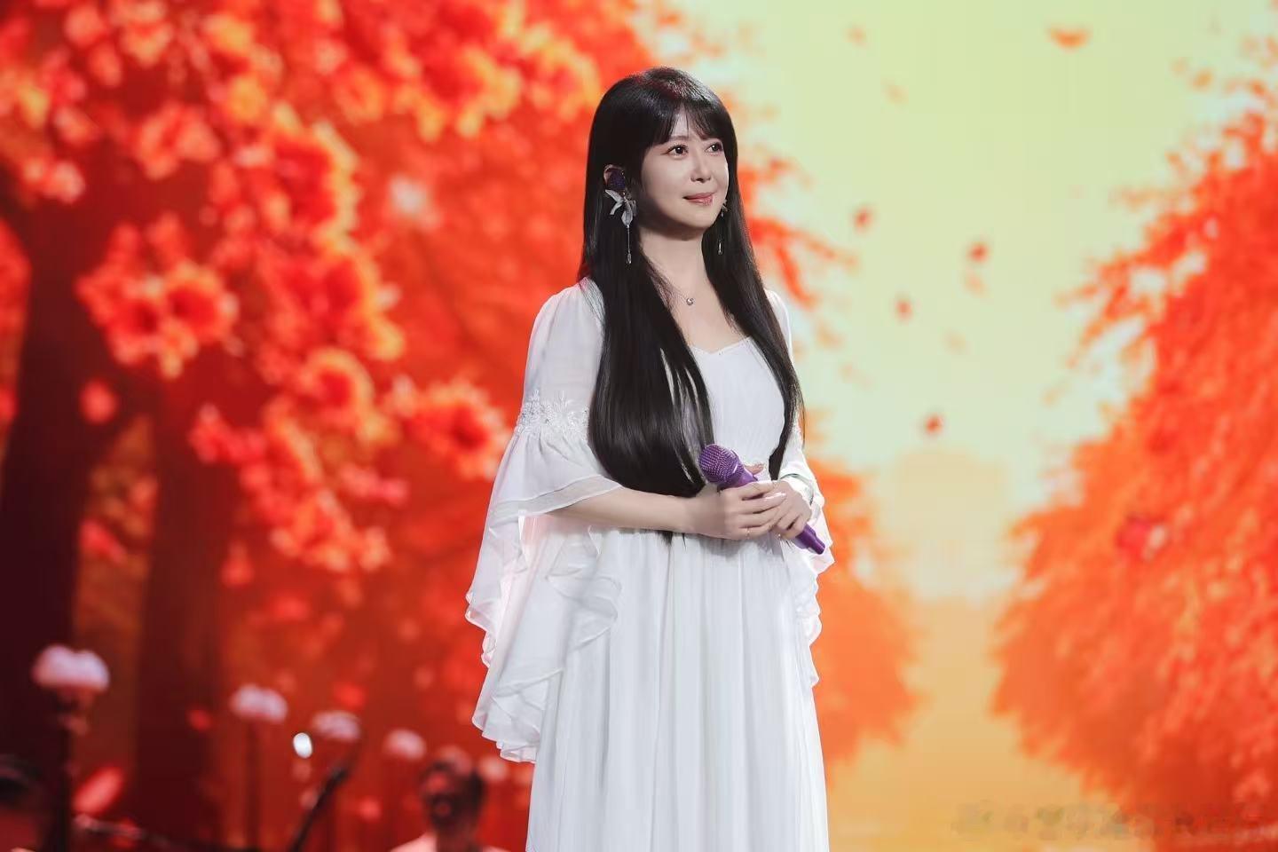 《羞答答的玫瑰静悄悄地开》大概是很多人偷偷喜欢一个人的背景音乐吧。昨晚在孟庭苇演