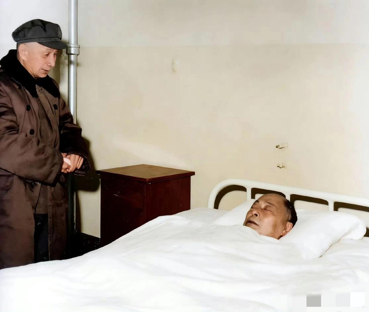 这张老照片，藏着开国将帅最戳人的战友情
 
1971年，医院病房里，粟裕拄着拐杖