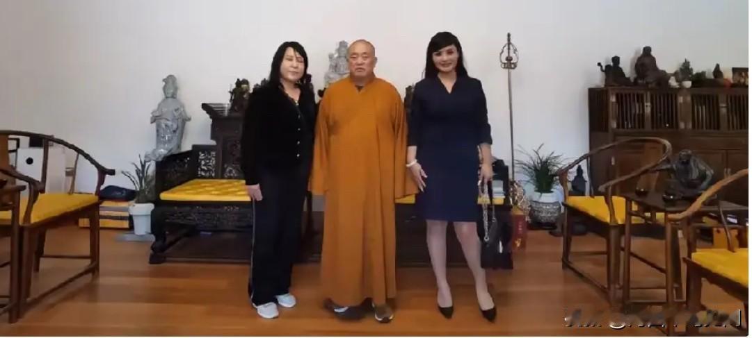 在少林寺会客厅中，摆放着各式各样的红木家具，后面摆放多尊珍贵佛像，靠墙竖放着法宝