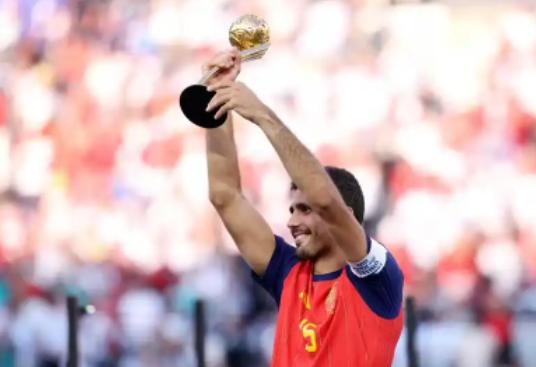 FIFA把世界杯金球交给罗德里，几天后472名记者却把梅西送上第一：这场反差，比