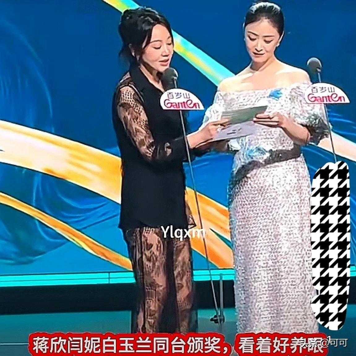 54岁闫妮昨晚出席了白玉兰颁奖典礼，与蒋欣同台。闫妮一身黑色的蕾丝透视装，妆容精