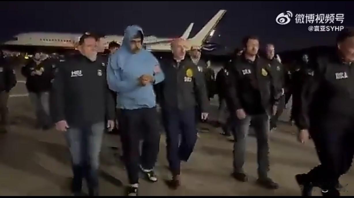 “事以密成，语以泄败”，当黑鹰的轰鸣划破加拉加斯夜空，特朗普用一场近乎“孤注一掷