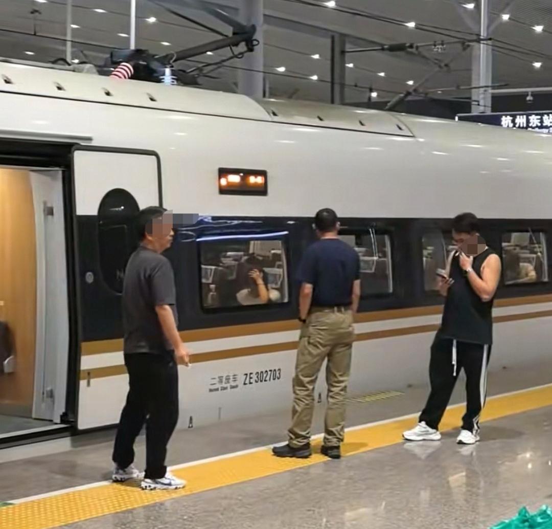 近日，上海迪士尼游客劝阻吸烟反遭殴打、深圳公交站女子劝阻吸烟互泼饮料，两起接连发