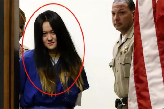 2015年，在美女留学生用烟头烫同学，扇耳光，法庭上她笑容诡异，公然叫嚣：“快点