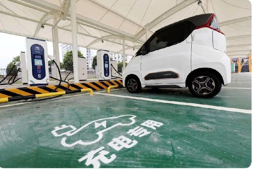 免费用路时代终结！你的新能源汽车，马上也要开始“交钱”养路了。

央媒近期密集吹