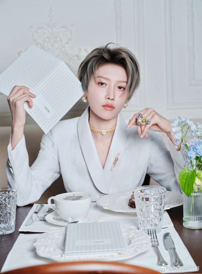 好一个知性优雅的刘雨昕 