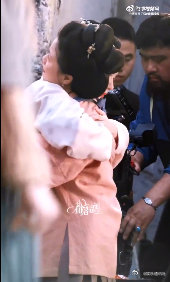 周也一瓯春路透周也《一瓯春》里和祖母告别拥抱路透杀疯了，侧颜绝美，氛围感拉满，我
