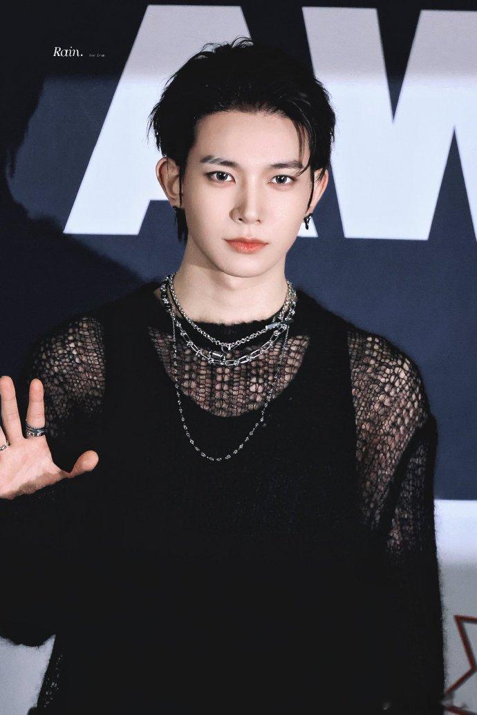 李羲承断眉李羲承KWDA蓝毯 全黑很好[流鼻血]迷死我了！ ​​​