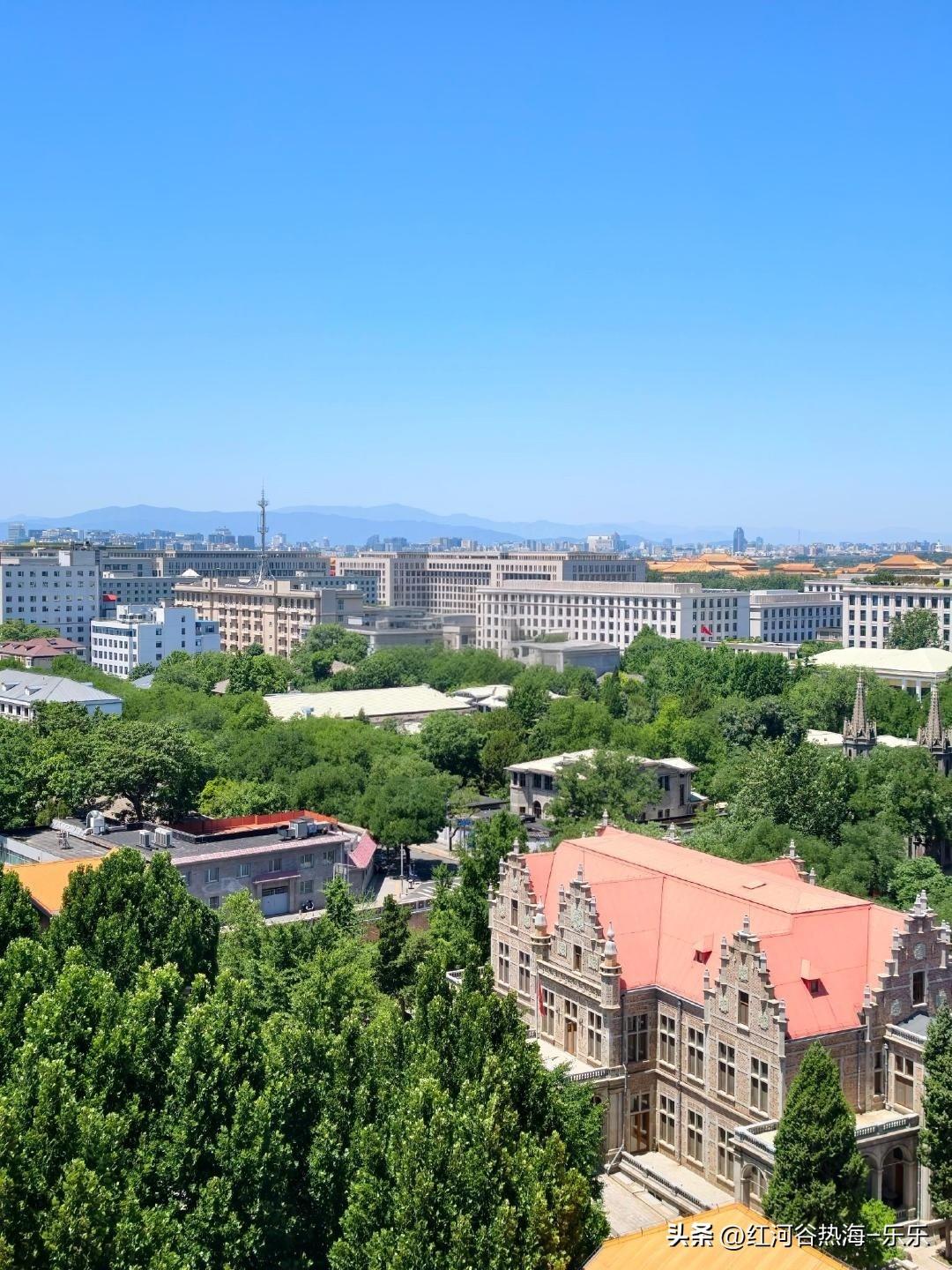 左边是上海老城区，右边是北京老城区。 
决定社会进步的根本要素是什么?
