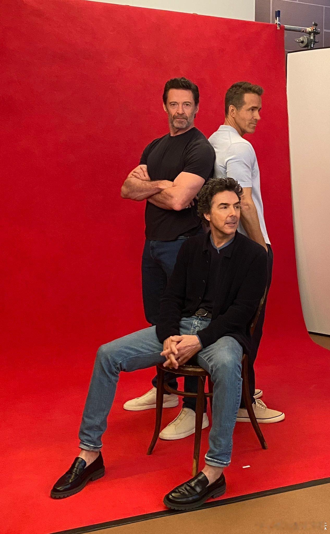 #小贱贱让狼叔演到90岁# 狼叔和贱贱，一个沉稳一个活泼，搭配起来刚刚好！新片必