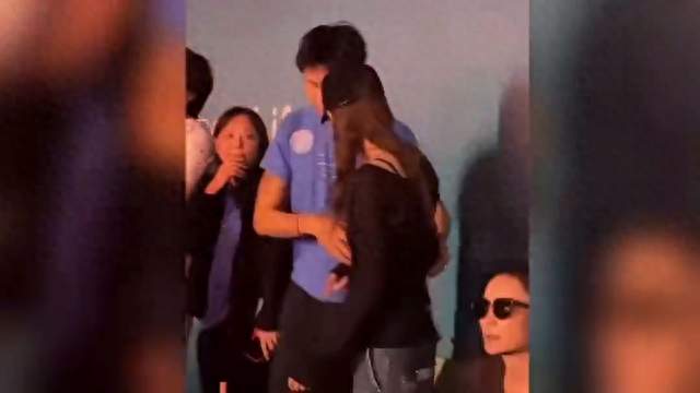 王菲男闺蜜对欧阳娜娜搂腰，醉酒后骚扰陈粒，被批太没边界感