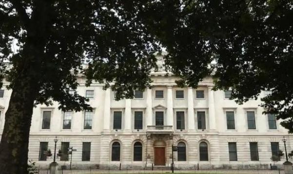 中国外交部发言人林剑表明，如果英国政府不批准中国在英国新建大使馆，中国将坚决维护