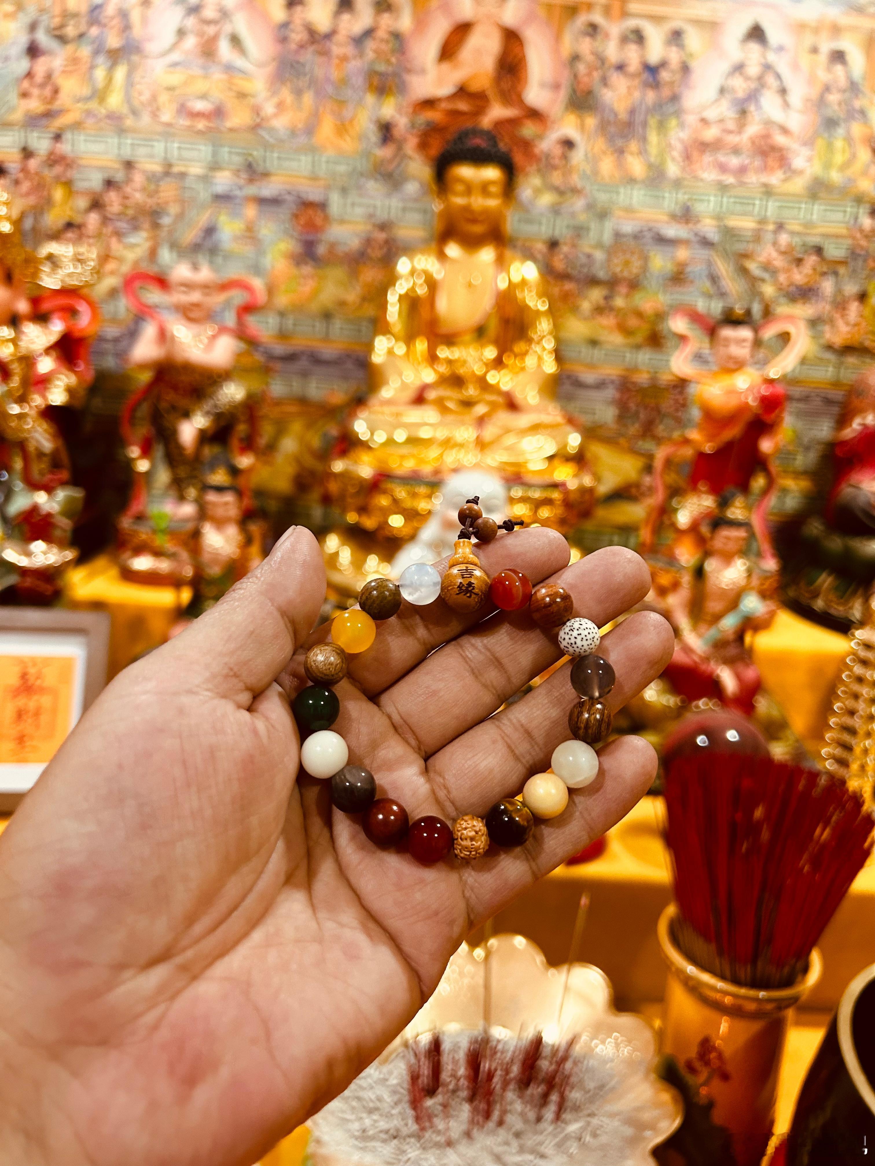 再赠一次手串，此物为灵隐寺同款十八籽，适合所有人佩戴，能调和五行，消灾避难，招财