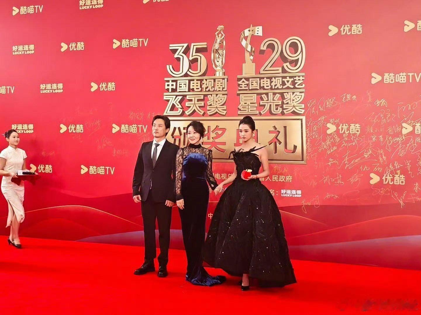 闫妮蓝丝绒拖尾裙闫妮飞天造型闫妮这身蓝丝绒拖尾裙真的惊艳到我，温婉大气，期待黄玲