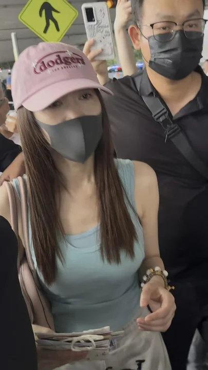 李小冉扶起摔倒粉丝李小冉姐姐太好了，粉丝摔倒了第一时间扶起关心~李小冉关心摔倒粉