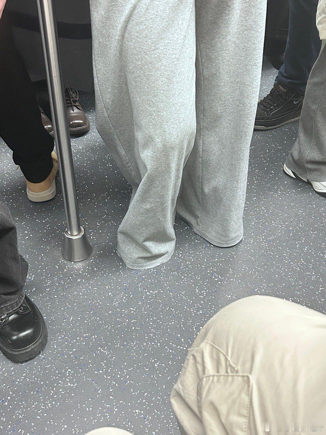 今年最烂大街的穿搭一早在地铁上看到的穿搭，I 人第一反应：鞋子哪去了？OOTD