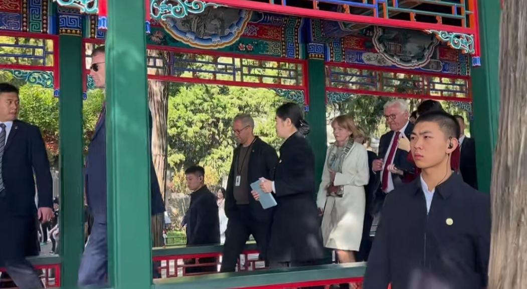 施泰因迈尔夫妇逛颐和园，比登本德换风格，一身欧式穿搭美翻啦！  

施泰因迈尔与