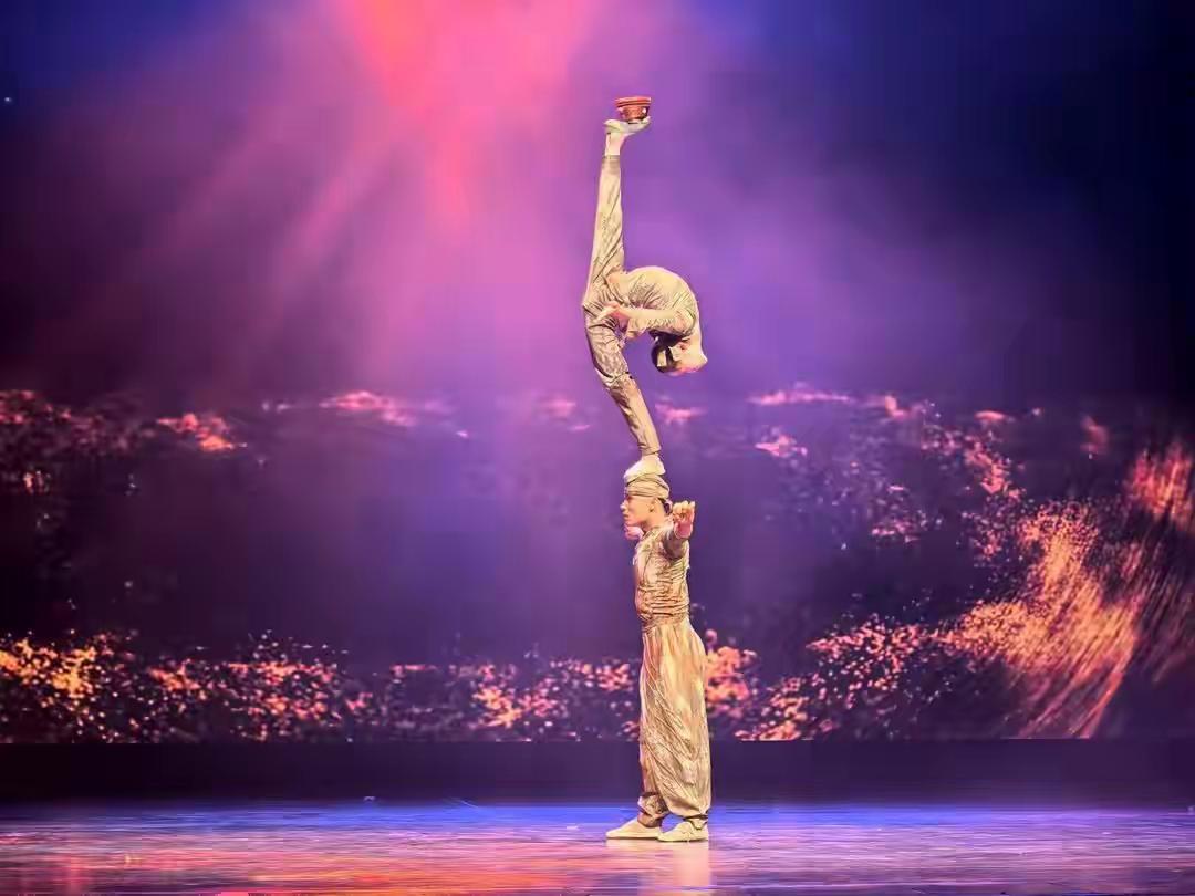 聊城杂技团，成为新时代爆款！连续三年登上全国展演舞台，这实力真不是盖的！从《钻圈