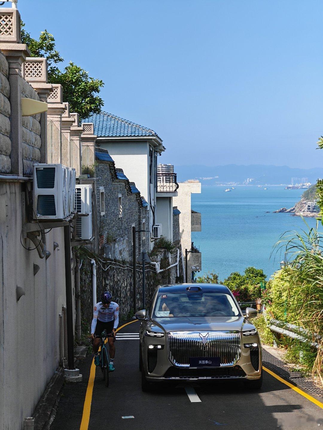 也是拍到岚图泰山了。 