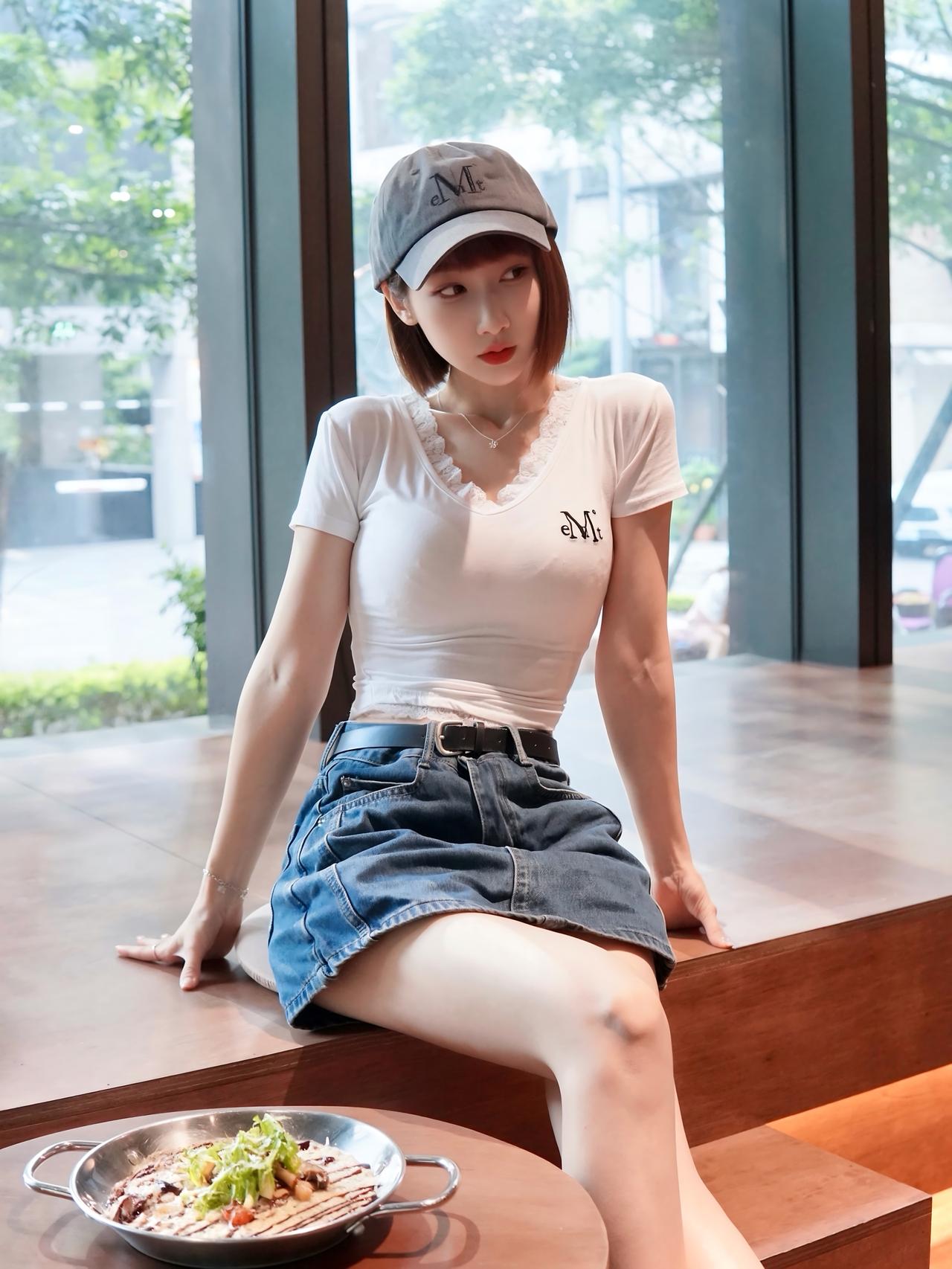 美女|日常轻熟 修长玉腿
利落齐短发衬得五官精致，简约穿搭拉长腿部线条，肌肤白皙