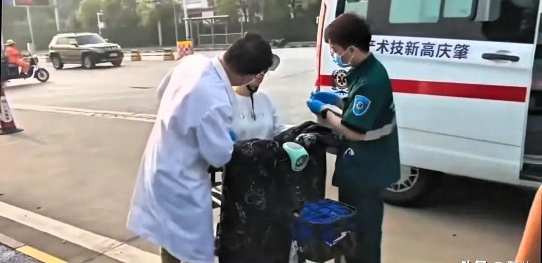 一女子在等红绿灯时坐在电动车上睡着了，且有30分钟了，警察与120来怎么叫也叫不