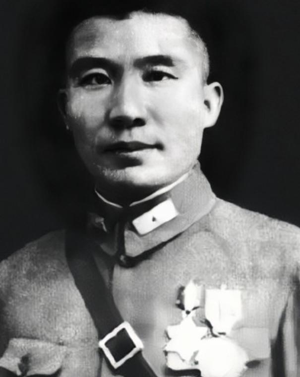 1935年，王耀武得知部下俘虏了一个红军师长，兴冲冲跑过去准备审讯，但当他看到这