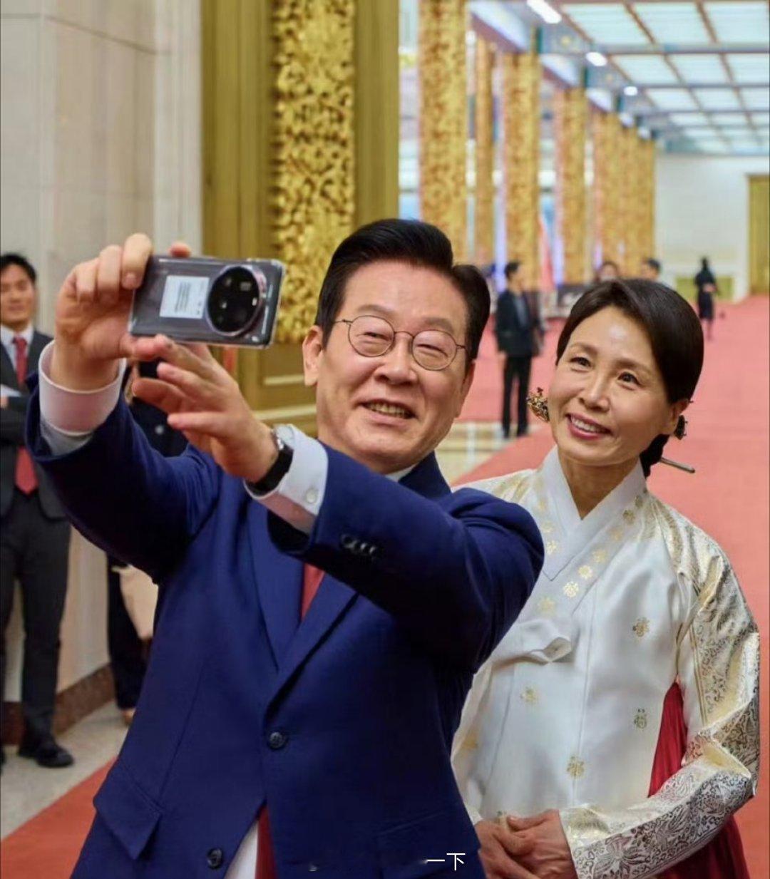 李在明自拍确认过眼神，是之前送的小米15 Ultra，和很多人一样，李在明也没有