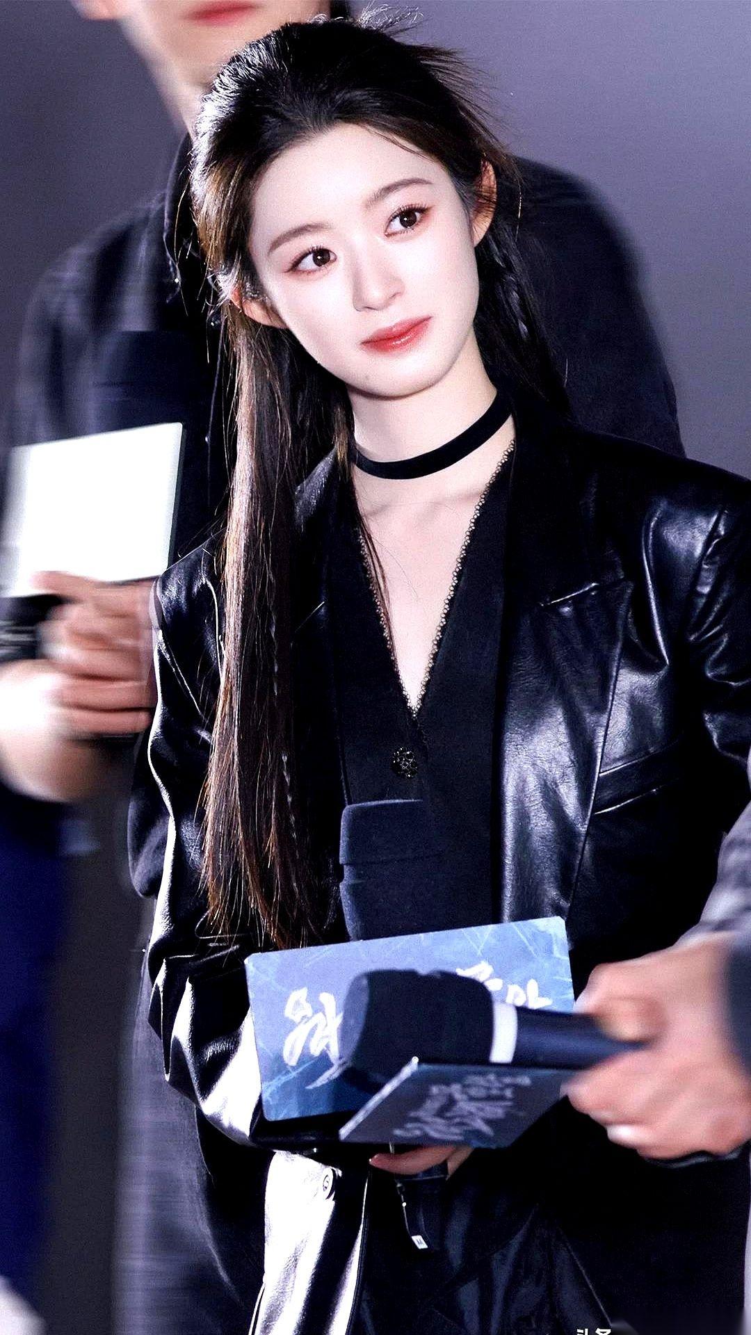 点开现在的古装剧，十个女主九个长着同一张流水线的甜妹脸。直到黄杨钿甜这姑娘穿着戏