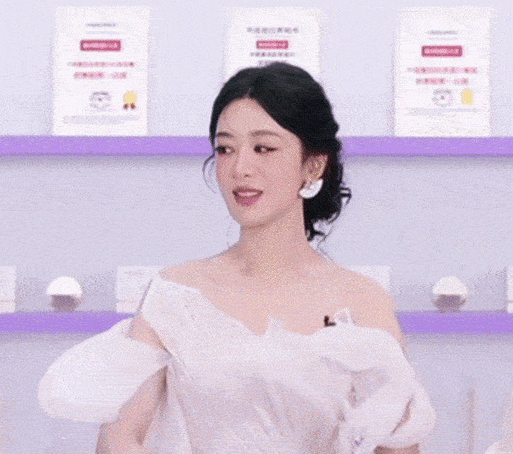 虽然截的有点糊糊的，但是杨紫萌萌的 ​​​