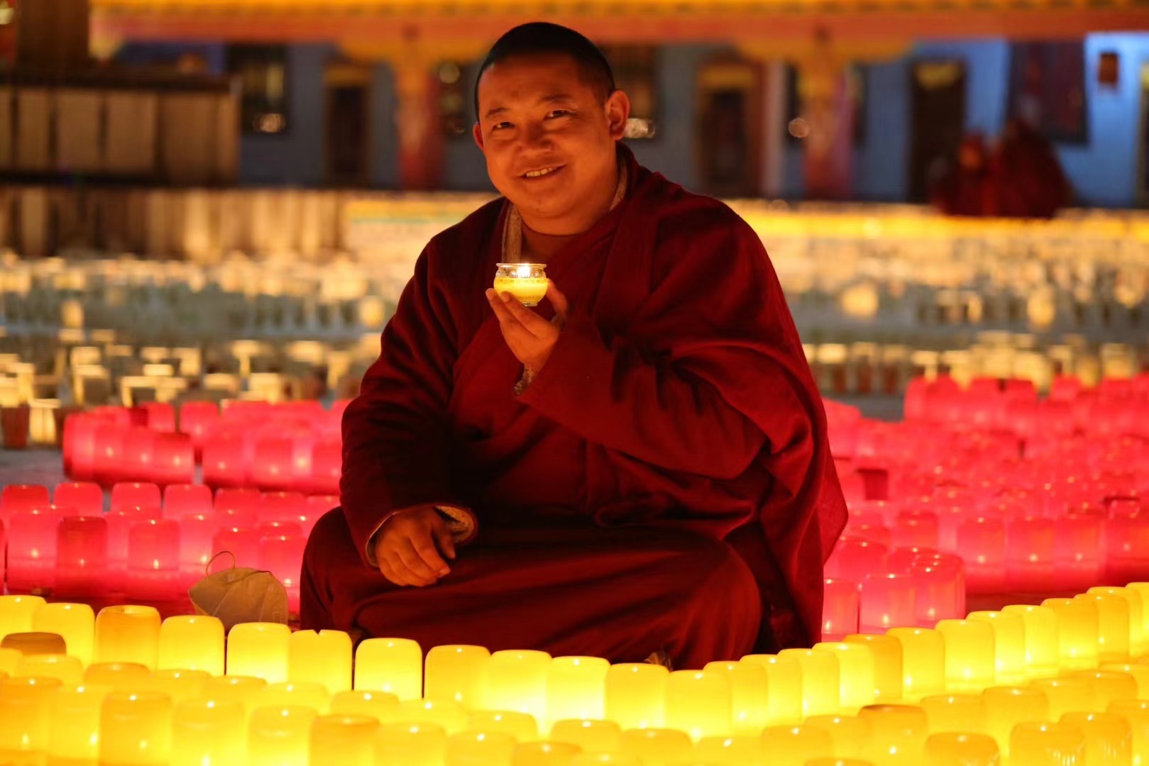 感恩这一年的相遇与磨砺，那些执着与放下、顺遂与坎坷，终在佛前梵音里化为修行的养分