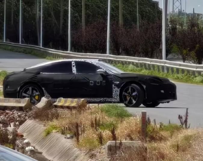 网上曝光了一组小米伪装车照片，有称之为小米SU7L，目测该车有更长的车身，后排空