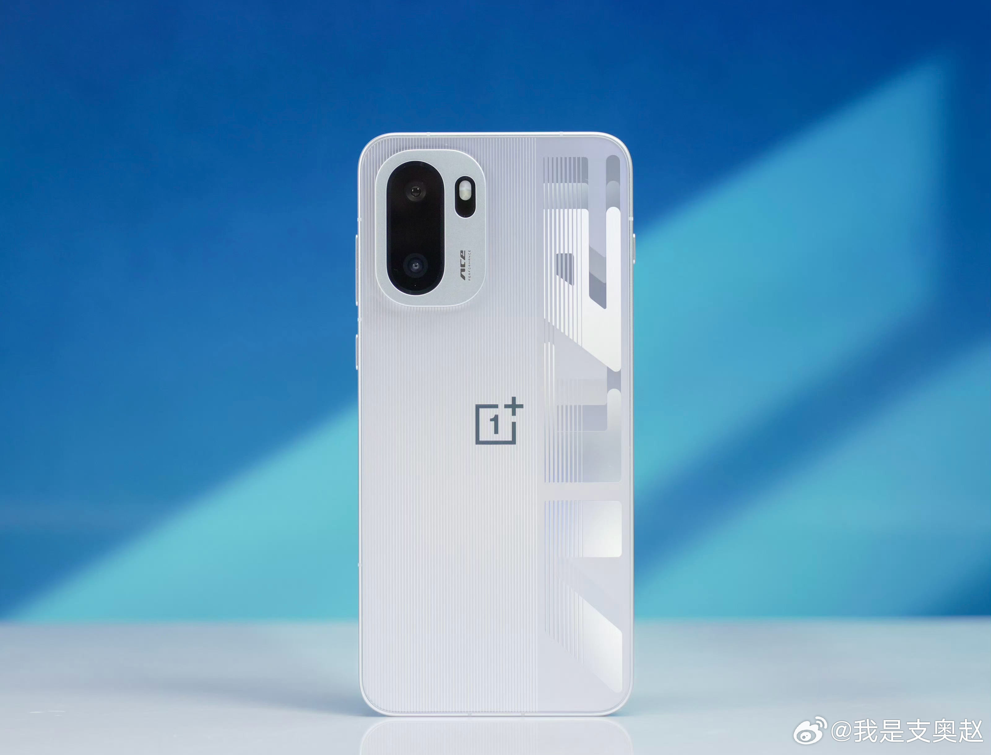 深度用了一段时间的一加 Ace 6，发现这台机器真的很稳。骁龙8至尊版性能拉满，