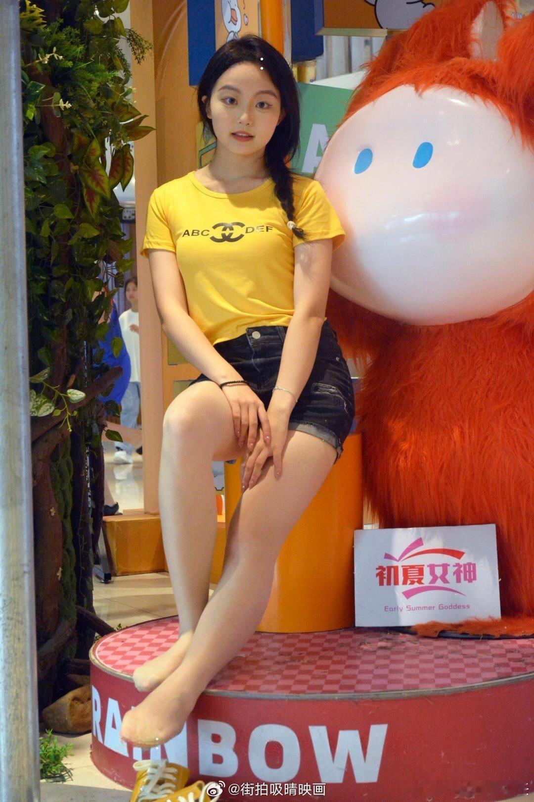 轻熟女神范儿热爱美女穿搭