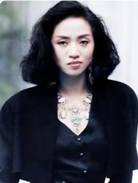 据说梅艳芳骨灰在香港被盗，目的是勒索家属用钱赎回骨灰，这些诈骗犯真是无法无天了，