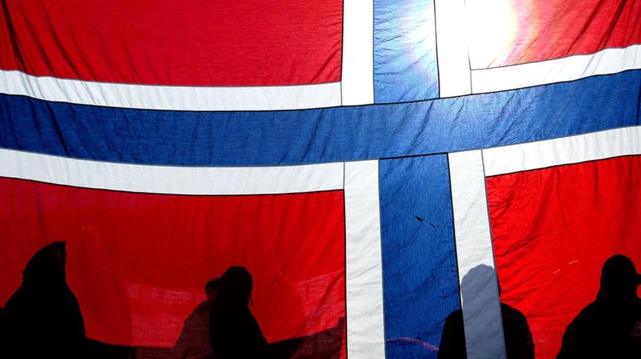 挪威首相提议与丹麦合并
 
挪威首相约纳斯·加尔·斯特勒在美国对格陵兰岛提出主权