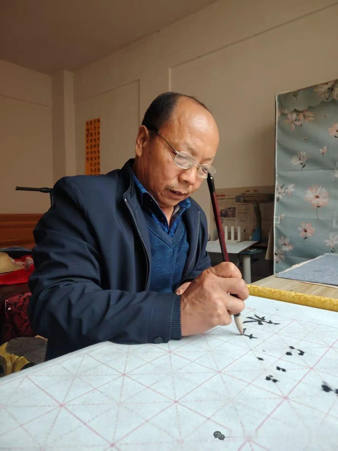 甘肃宕昌县南阳中学5月21日为曾永锋老师举行光荣退休仪式！