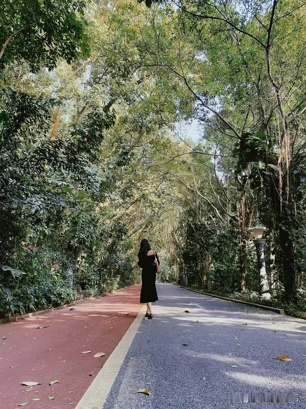 个下联都对仗工整、寓意美好。“事事平平安安”，“事事”对“年年”严谨，“平平安安