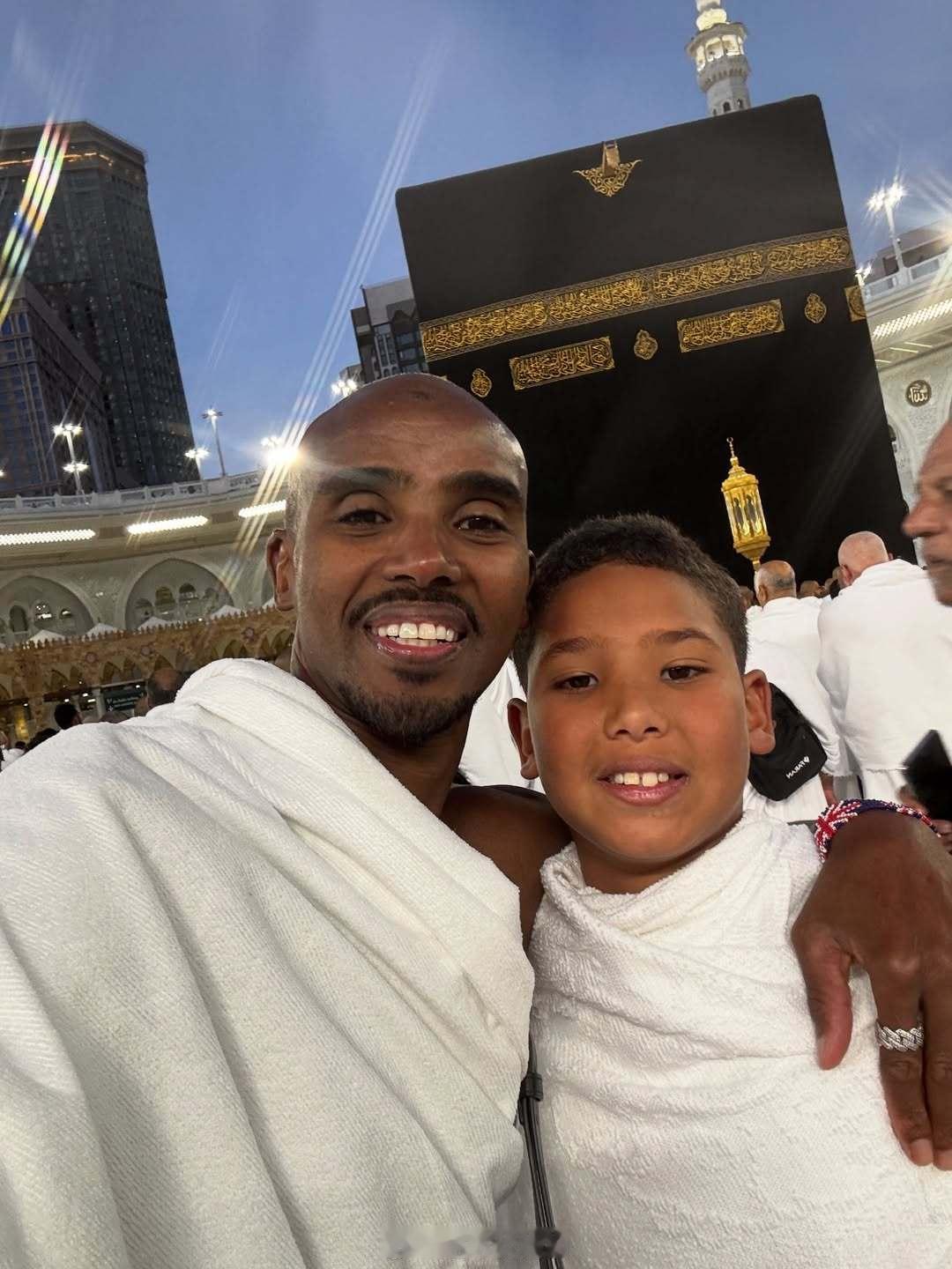 Mo Farah 莫法拉带儿子去麦加朝觐。穆斯林的必修五功之一，莫去了不止一次，
