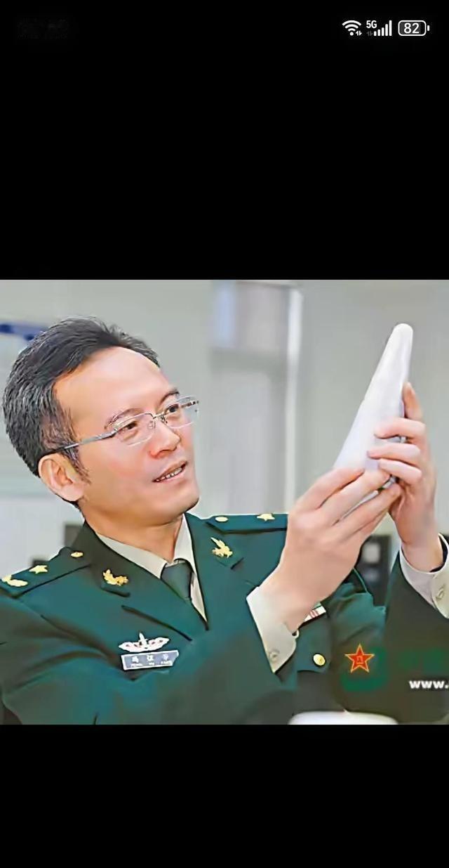 谁能想到，昨天还在家属院里雷打不动晨跑的精干汉子，今天说没就没了。就在这个草长莺