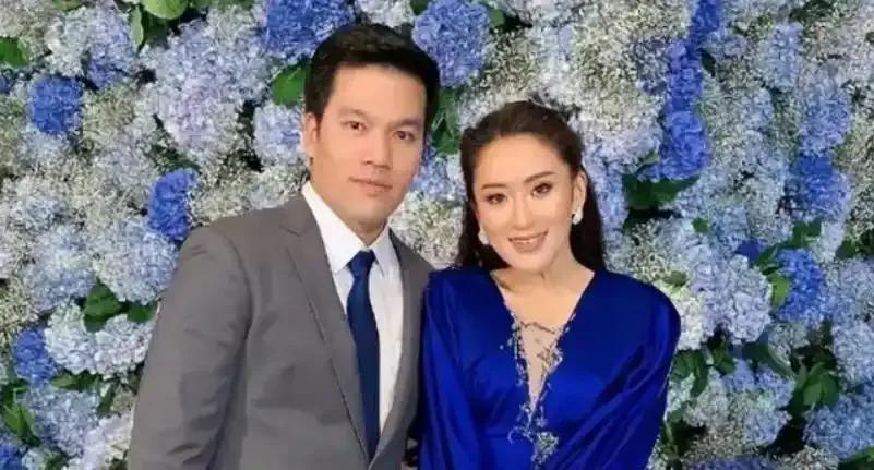 泰国国王为什么力挺佩通坦，继续让他参与相关事务？
泰国国王力挺佩通坦继续参与事务