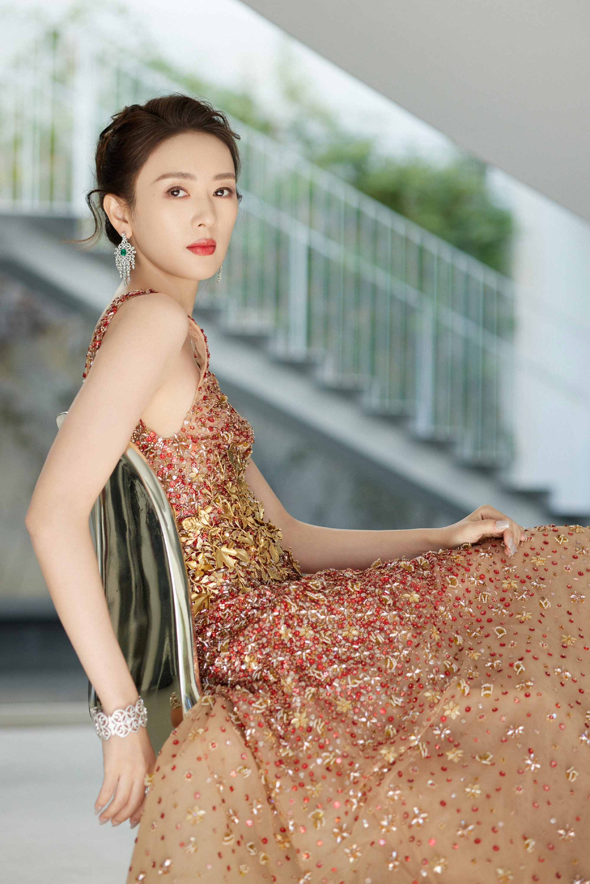 童瑶鎏金繁花长裙，浮光掠影，华彩满溢。童瑶