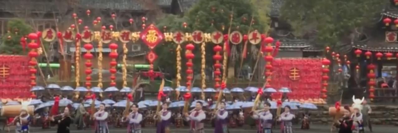 2026马年新春，贵州黔西南春意盎然。万亩油菜花田铺展成金色海洋，游客带孩子畅游