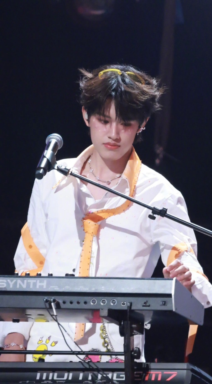 张极桔色绑带造型 救命！张极的桔色绑带造型太绝了！荣耀之战演唱会上，他用亮眼造型