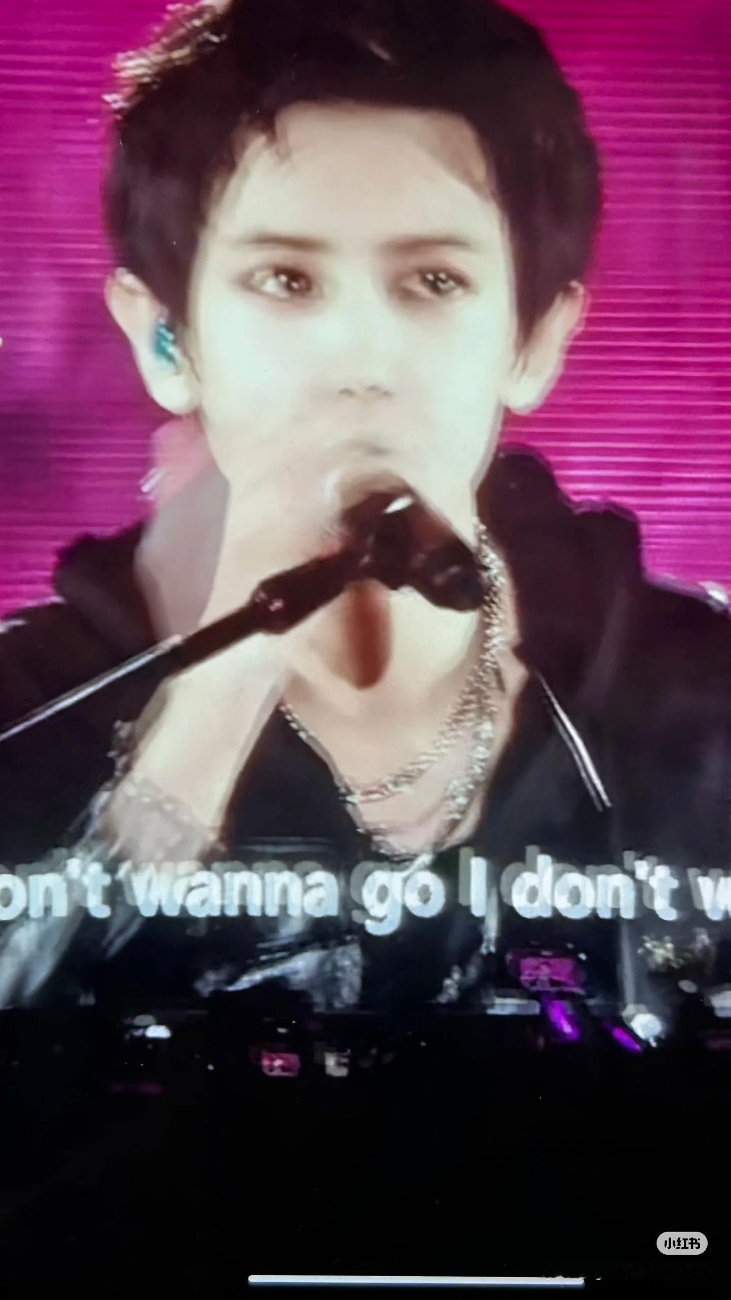 投稿朴灿烈，昨日跨年演唱会大屏生图 